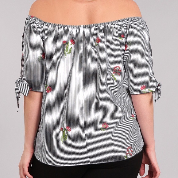🌺Plus sized off the shoulder striped shirt🌺 - Picture 3 of 4